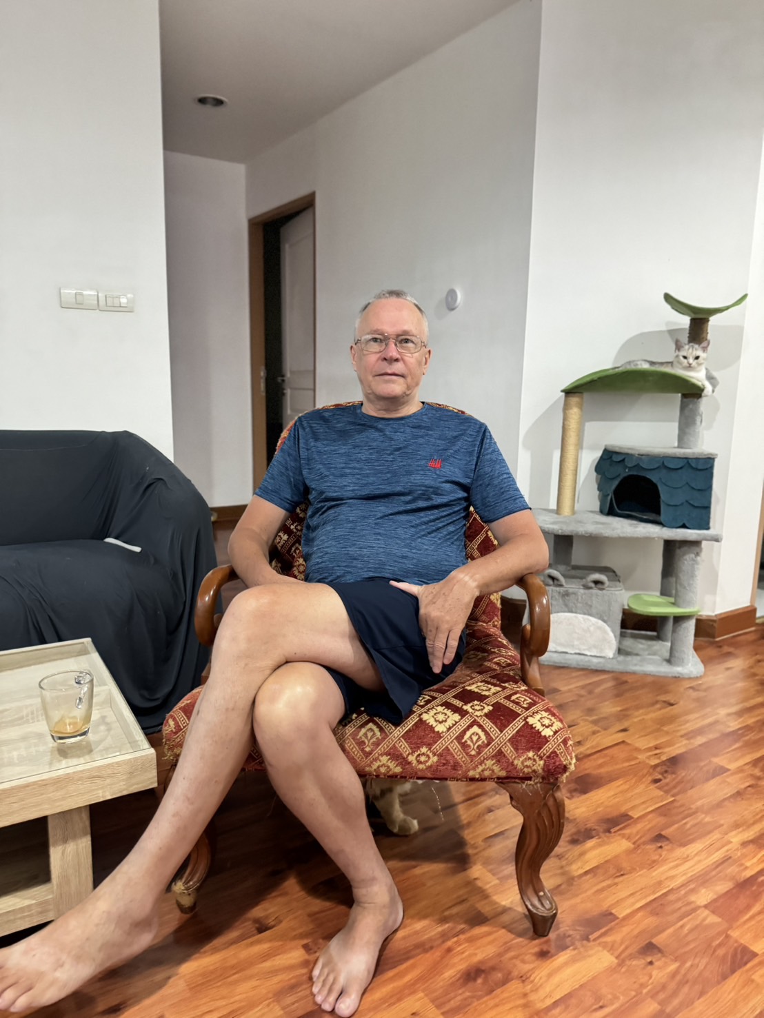 Uwe Berberich sitzt in Bangkok in dem roten Sessel, den er sich bei seiner Wohnungssuche bereits vorgestellt hatte