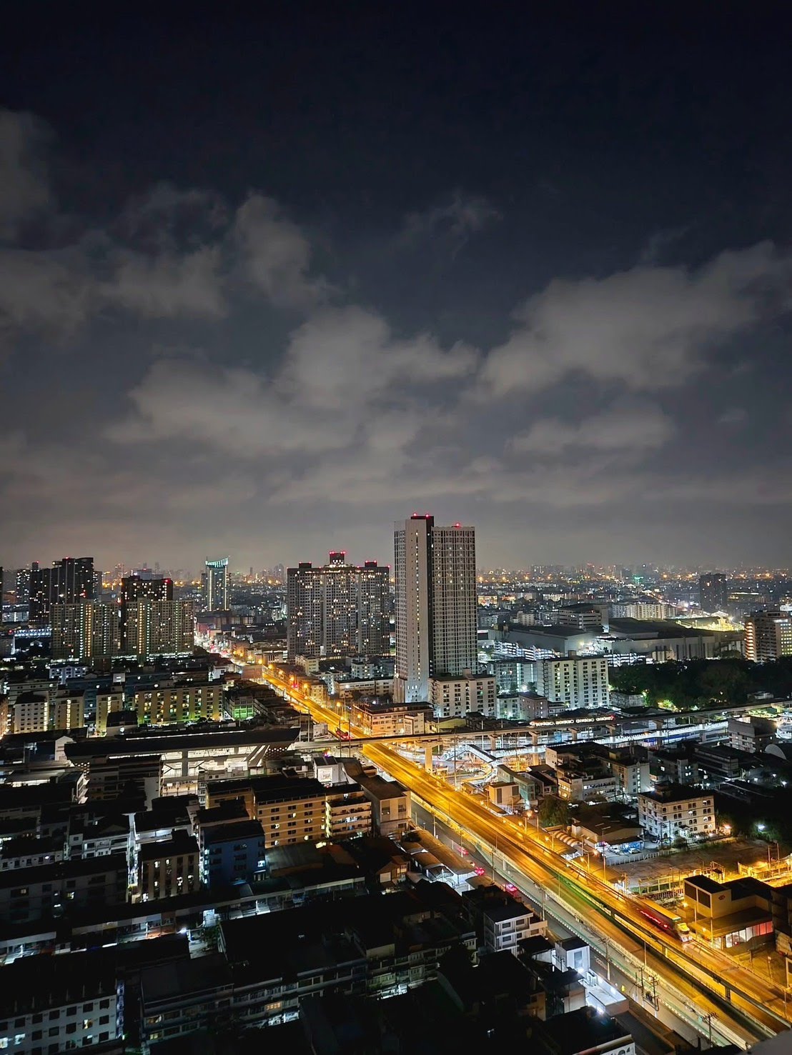 Bangkok Skyline bei Nacht, Blick aus dem 35. Stockwerk aus Uwe Berberichs Wohnung